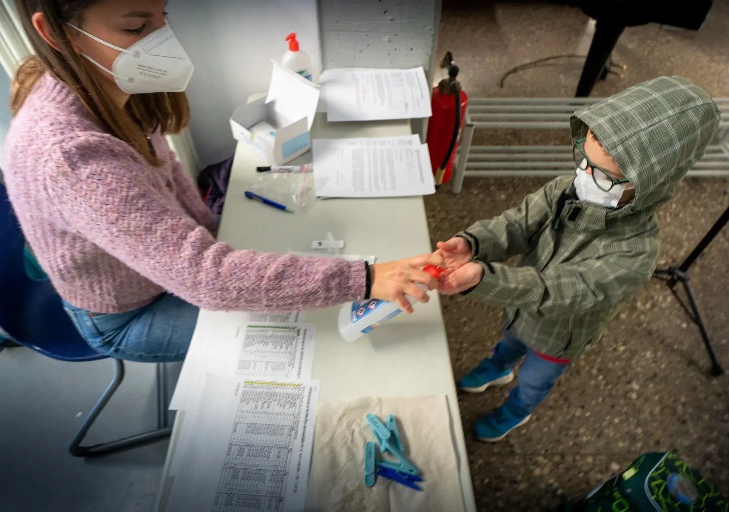 Vor dem Test werden an der Meinloh-Grundschule den Kindern die Hände desinfiziert.