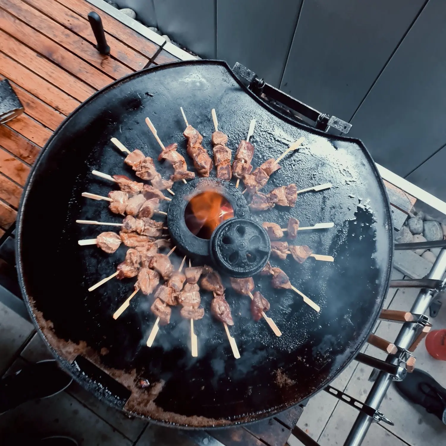 Beschichtete Feuerplatten aus Stahl sind im Kommen, wie Sven Gress von der Smokin’s BBQ School sagt. Sie werden aufs Feuer gelegt. ⇥