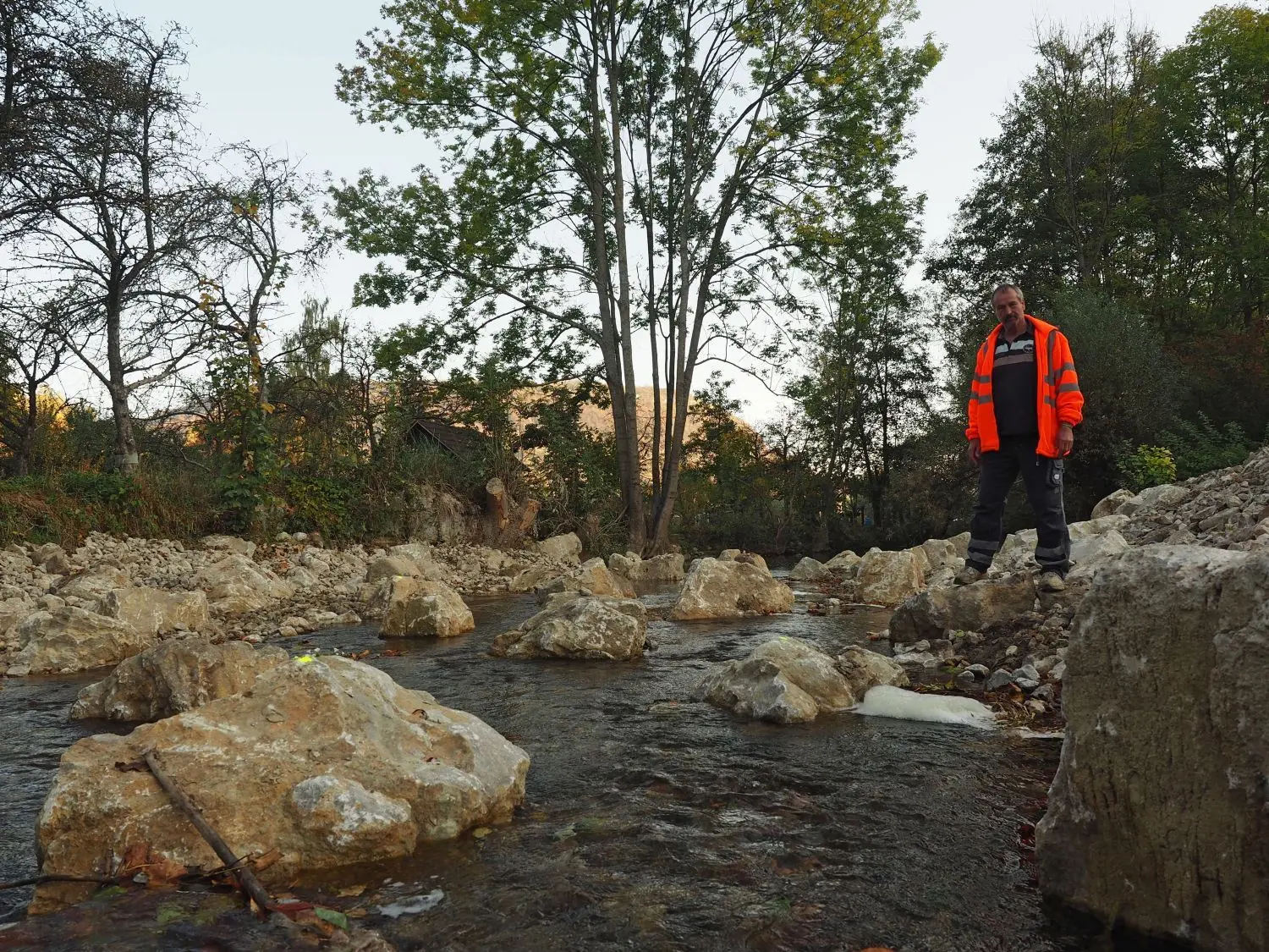 Ein fast einen Meter hohes Hindernis ließ die Gemeinde Deggingen entfernen, damit die Fische flussaufwärts schwimmen können. Bauhofleiter Detlev Rademacher koordinierte die Arbeiten.