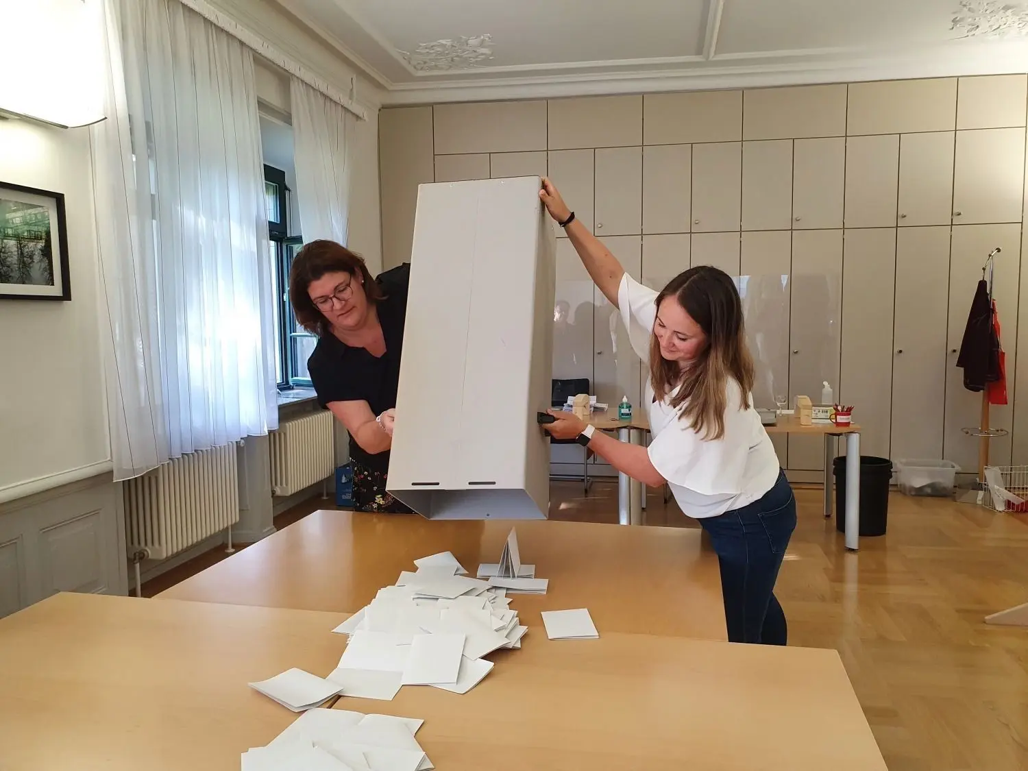 Die Erste Beigeordnete Tanja Ritter (links) und Hauptamtsleiterin Annika Schall leeren die Wahlurne im Gaildorfer Rathaus.⇥