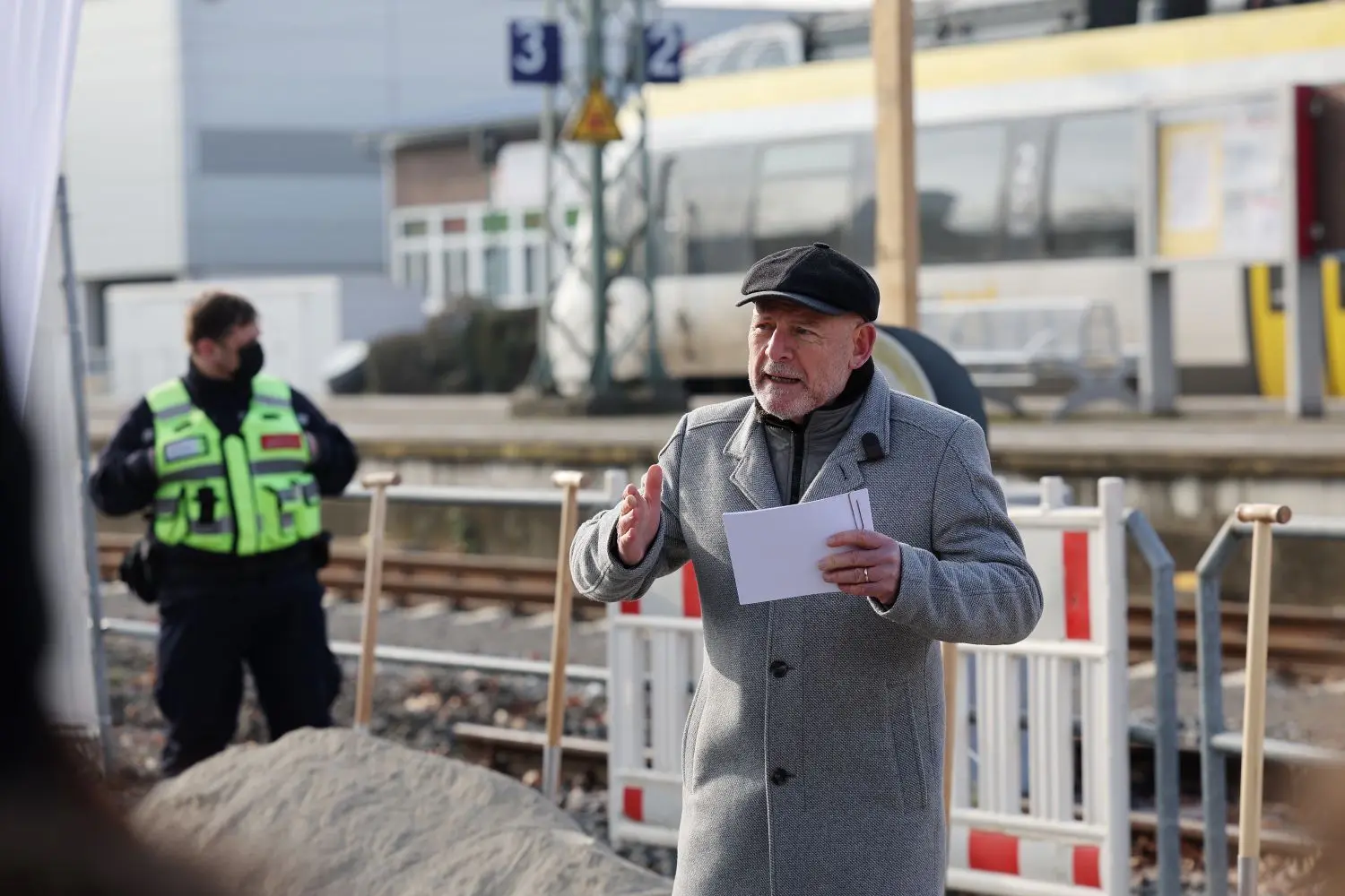 Landesverkehrsminister Winfried Hermann möchte barrierefreie Bahnhöfe.