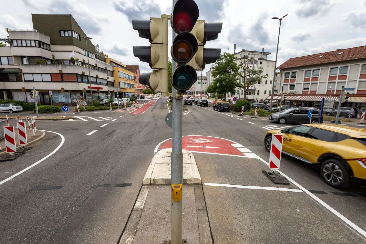 Die Ampeln am Südende der Bahnbrücke sind schwarz.