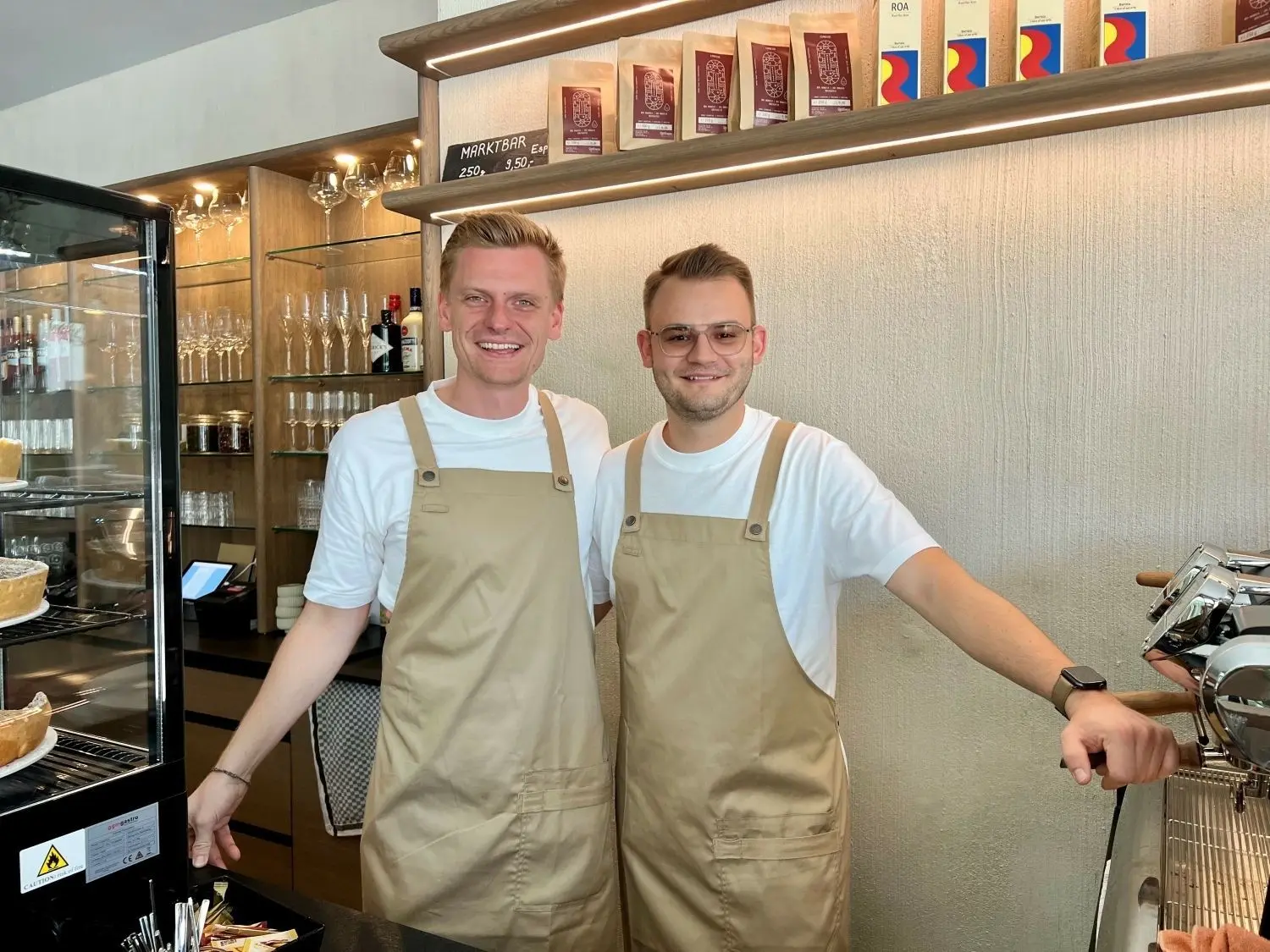 Johannes Frick (links) und Moritz Günter schmeißen die neue Bar am Münsterplatz.