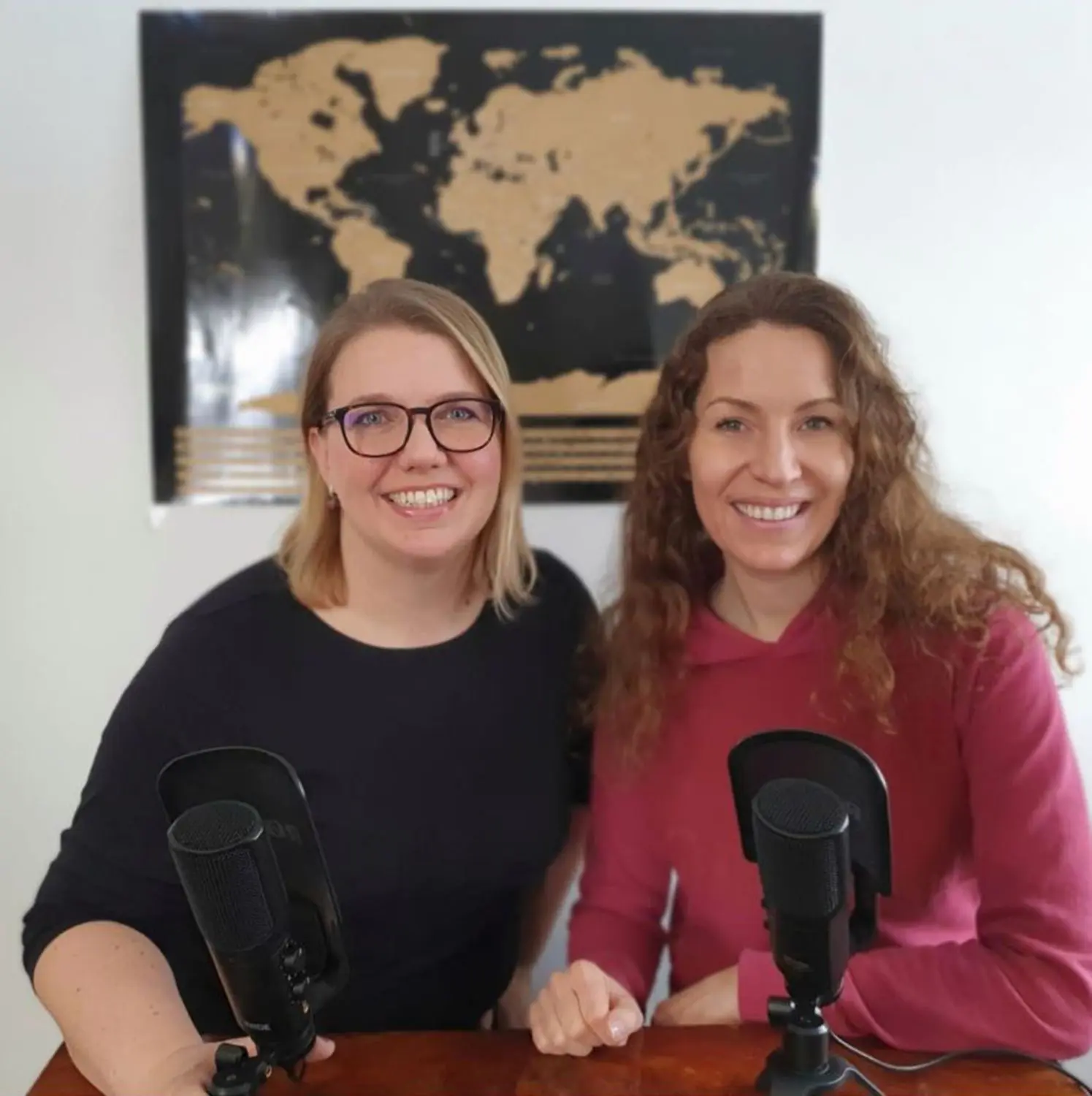 Podcasten scheint auch richtig Spaß zu machen: Kathrin Plewka (links) und Jasmin Leuxner an den Mikrophonen.