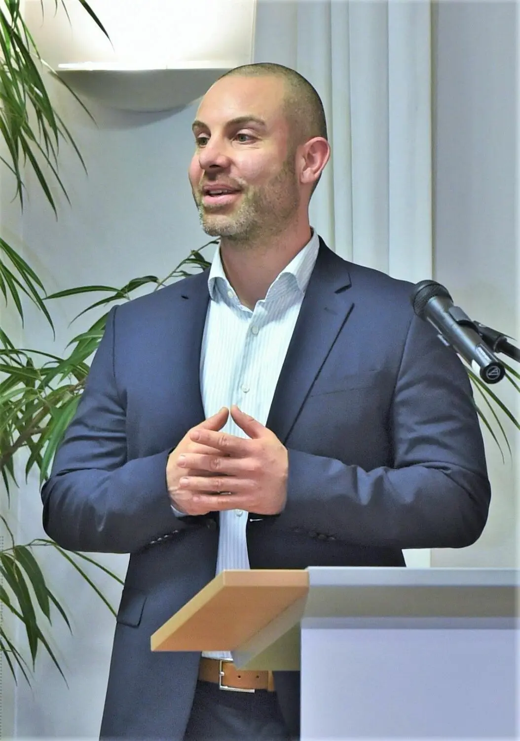Dominik Azadi trug als Sprecher der Elterninitiative die Probleme in der Kinderbetreuung vor.
