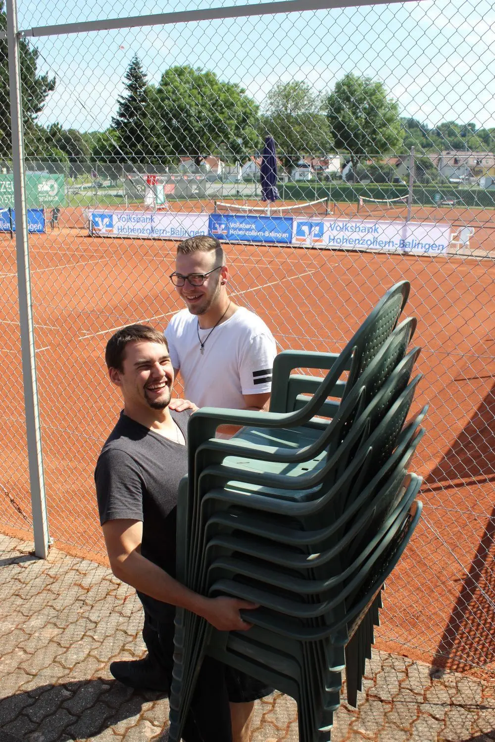 Aufbauhelfer beim Tennisclub: Schragenhexen beim Stühleschleppen am Court.