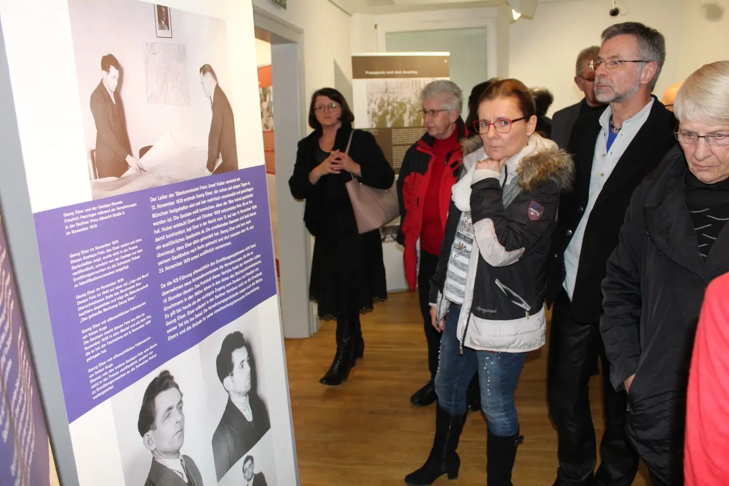 Erster Ansturm auf die Ausstellung. Mehrere Schulklassen haben sich ebenfalls schon angemeldet.