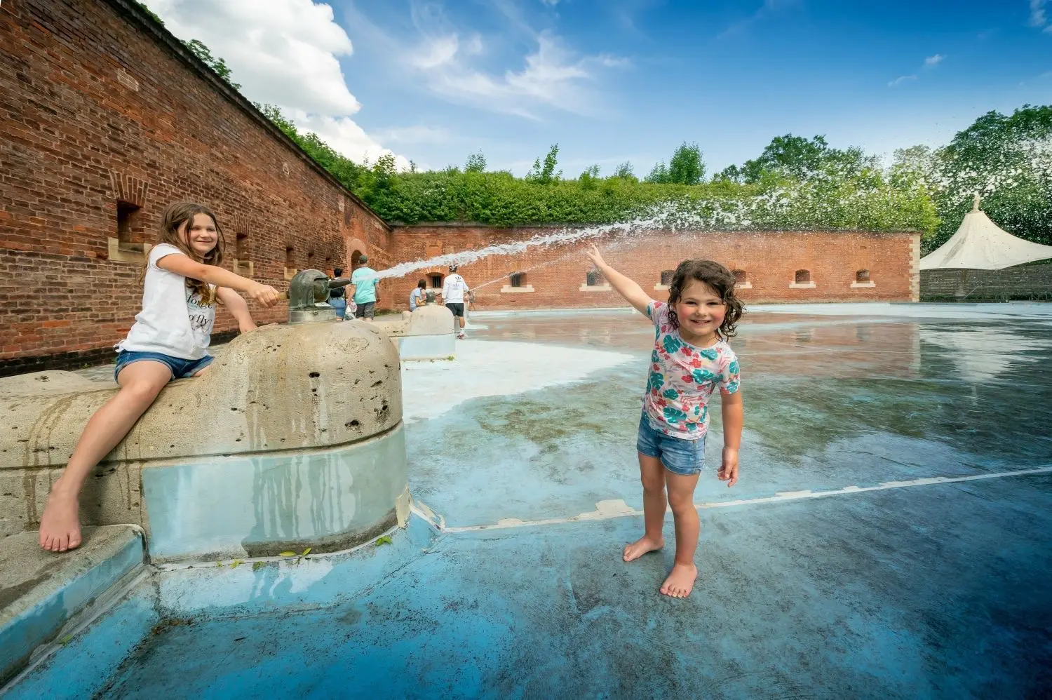 Die Kids haben Spaß: Die Wasserspritzen im Glacis-Park sind wieder in Betrieb.