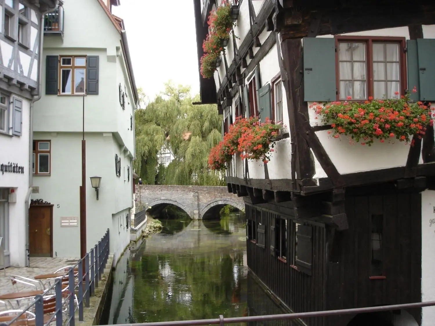 Fachwerkromantik im Ulmer Fischerviertel. Die Ulm/Neu-Ulm Touristik wirbt in dieser Saison mit Ungewöhnlichem, wie dem „Schiefsten Hotel“ der Welt.