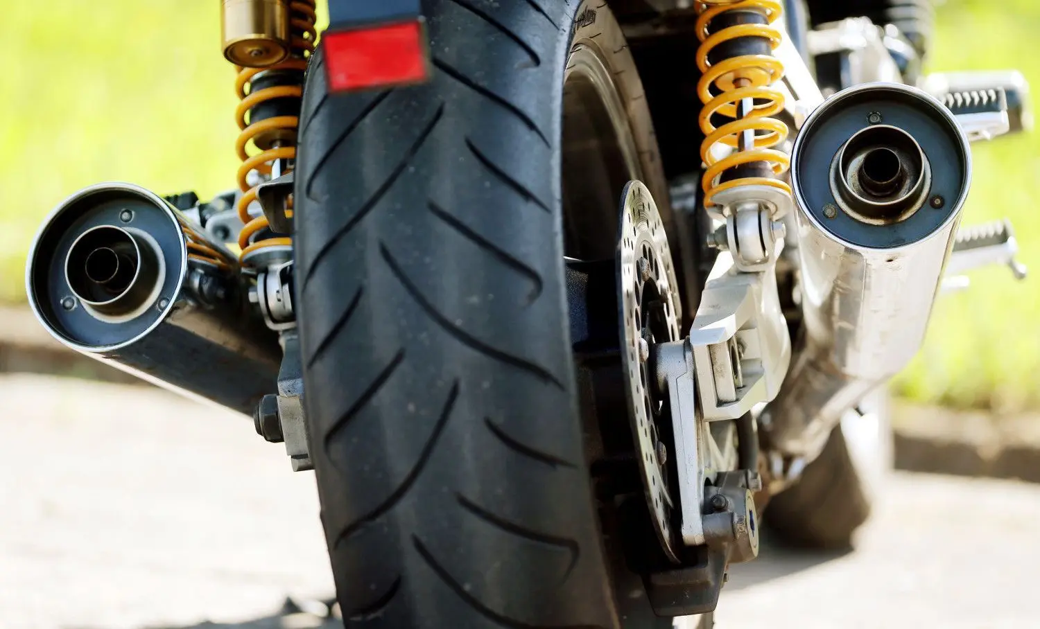 ARCHIV - 18.05.2014, Nordrhein-Westfalen, Schleiden: Ein Motorrad-Auspuff, fotografiert in der Nähe von Schleiden in der Eifel. Im Kampf gegen den sommerlichen Motorradlärm können die Kommunen wirkungsvolle «Daumenschrauben» einsetzen. Darauf hat die nordrhein-westfälische Landesregierung in einer am Mittwoch veröffentlichten Antwort auf eine Anfrage aus der Grünen-Landtagsfraktion hingewiesen. Foto: Oliver Berg/dpa +++ dpa-Bildfunk +++⇥