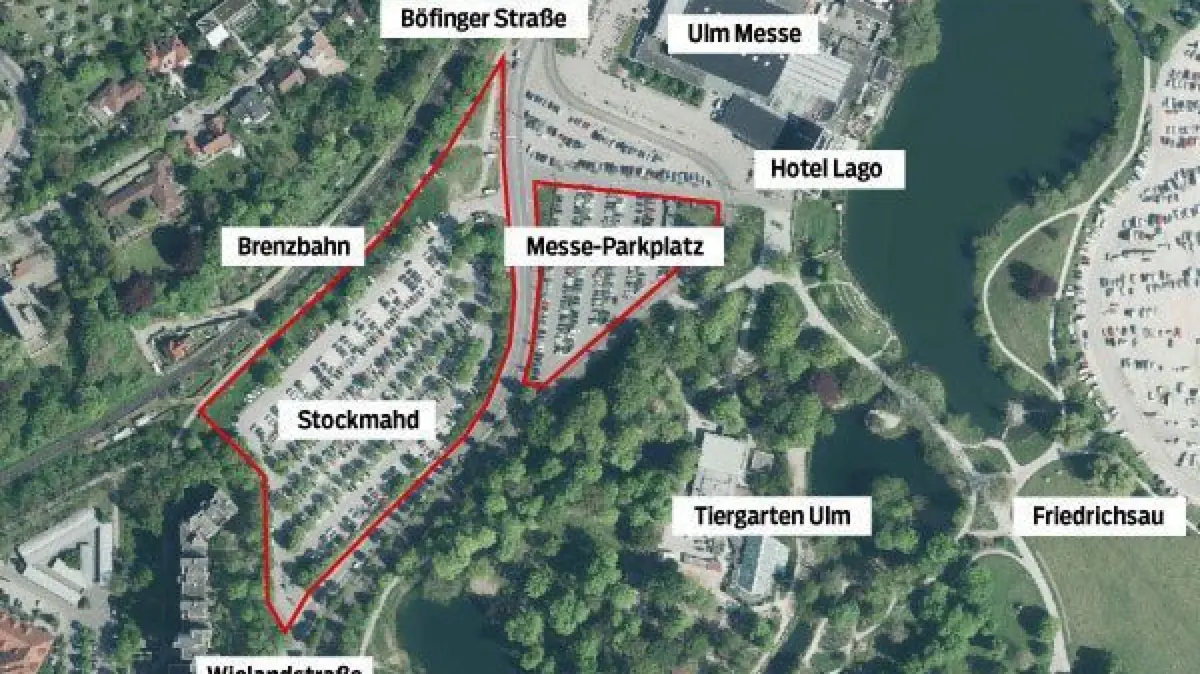 Der Parkplatz Stockmahd (links) soll bebaut werden. Ersatz für die 520 Stellplätze könnte ein Parkhaus mit bis zu 700 Stellplätzen bieten, das auf dem Parkplatz vor der Messe und dem Hotel Lago entstehen könnte.⇥