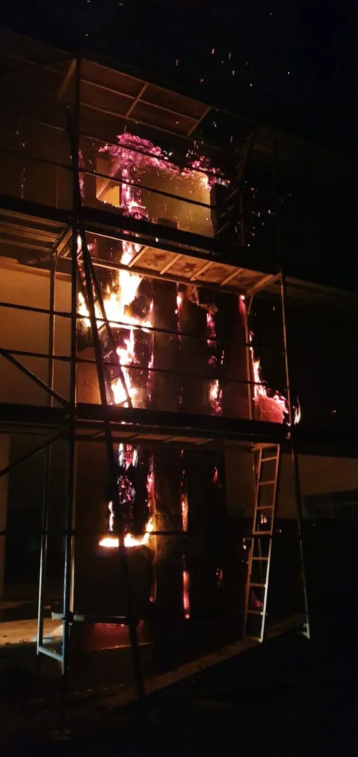 Im Hechinger Gewerbegebiet "Lotzenäcker" hat die Holzfassade eines Firmen-Rohbaus lichterloh gebrannt. Die Feuerwehr Hechingen löschte.