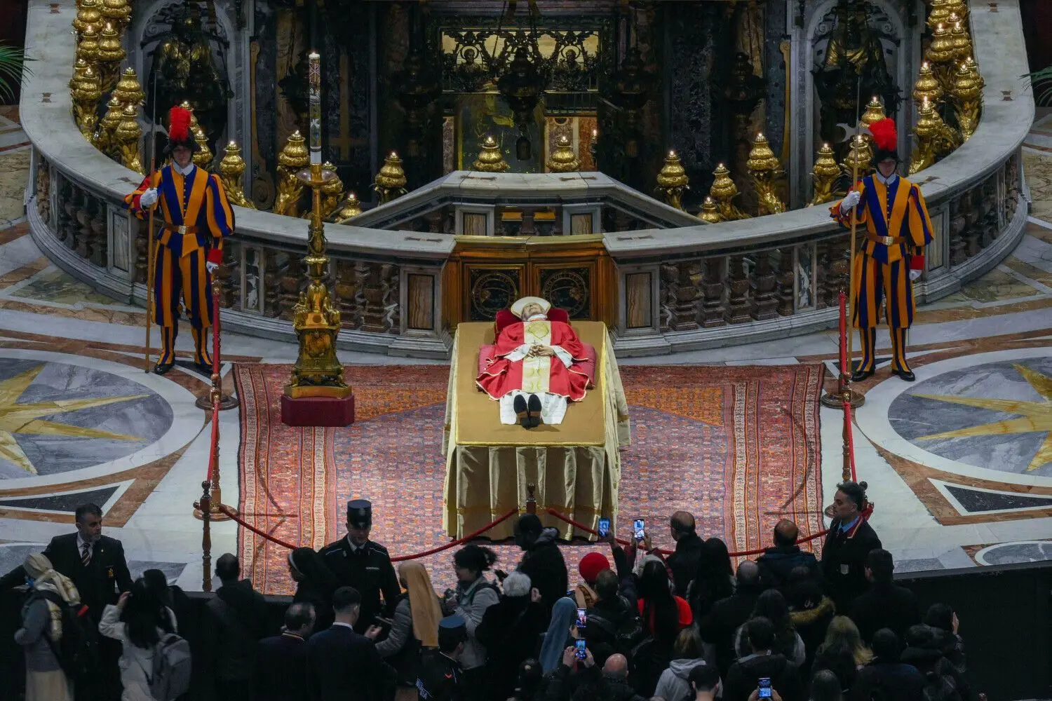 Papst Benedikt XVI liegt aufgebahrt im Petersdom. Ab dem 2. Januar 2023 können die Menschen öffentlich von ihm Abschied nehmen.