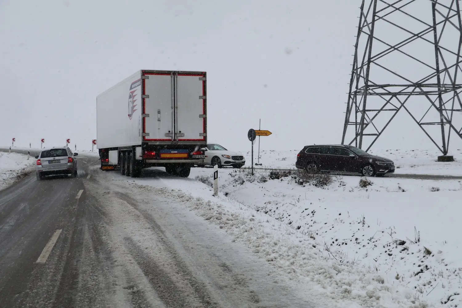 Kurz vor Bühlerzimmern ist ein LKW in der Rabatte gelandet. ⇥