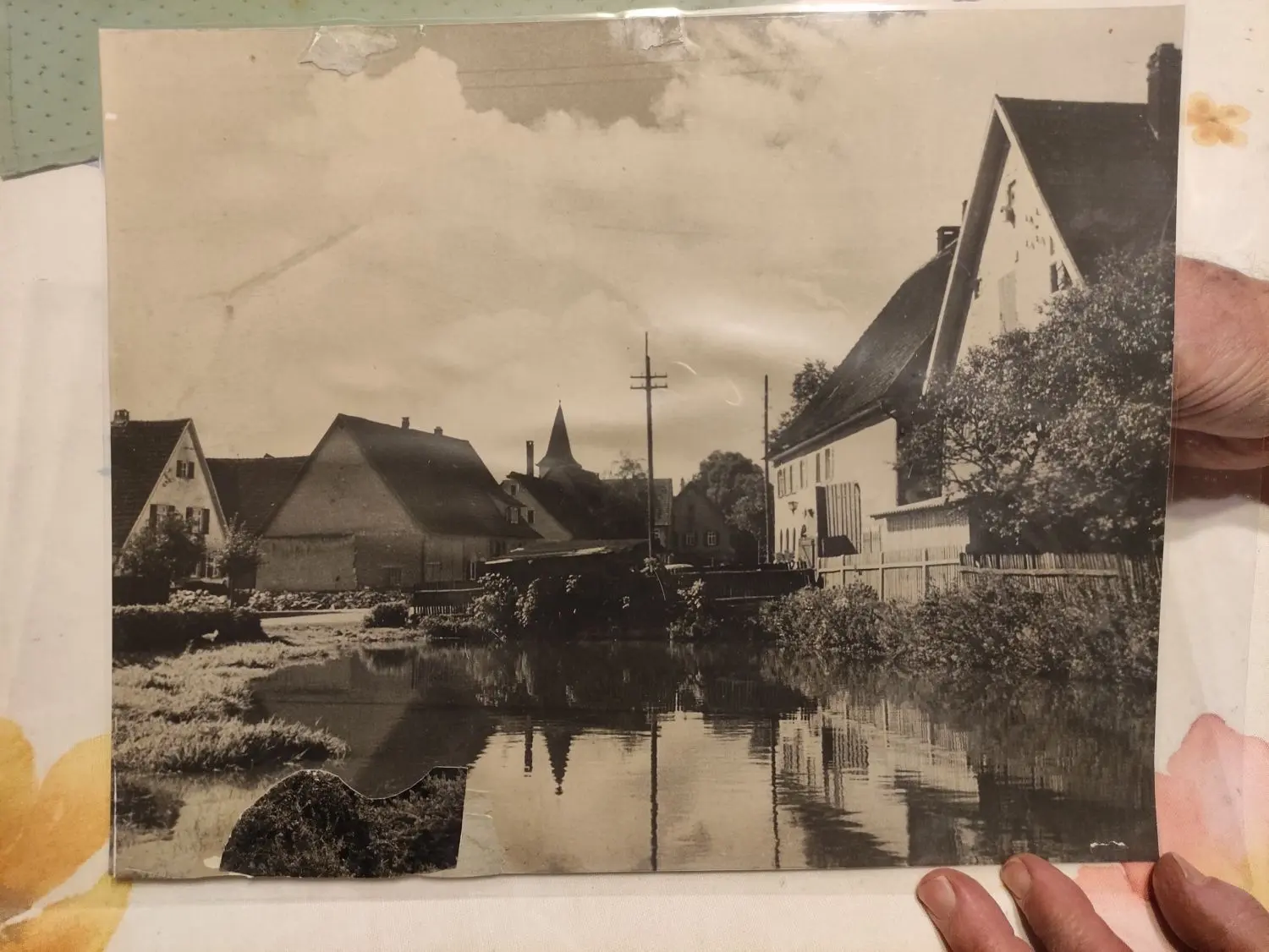 Von der Hüle aus blickte man damals auf die Gaststätte Löwen (rechts). Heinz Schmutz schätzt das Alter der Aufnahme um den Zweiten Weltkrieg.