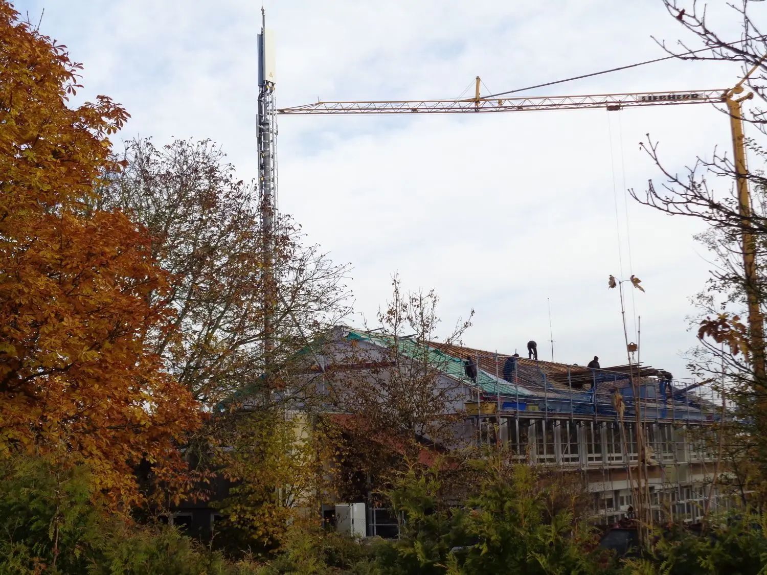 Der Mobilfunkmast auf dem Dach der Grundschule in Sießen stört nicht nur viele Eltern. ⇥