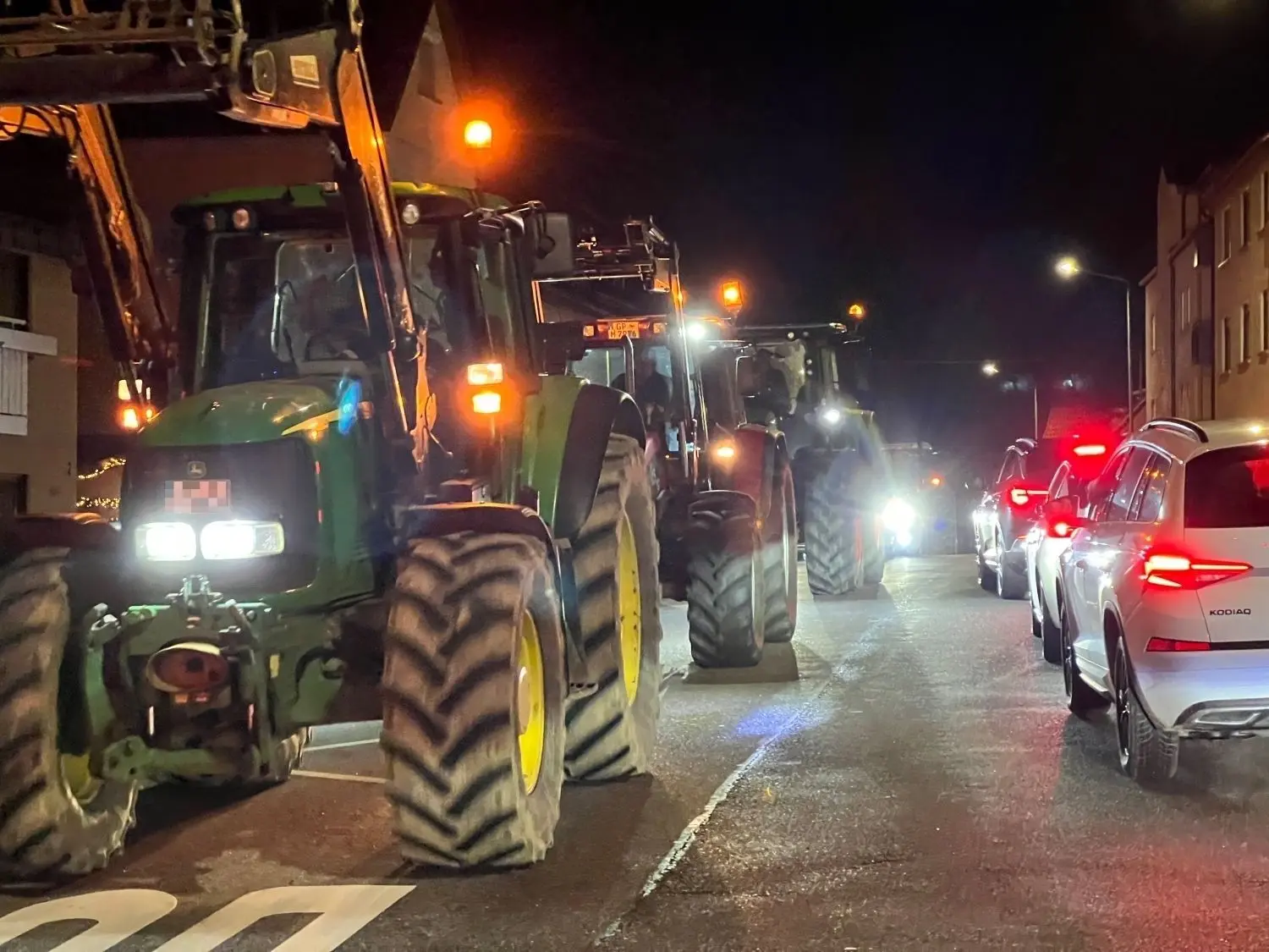 Unter dem Motto „Hohenstaufen glüht“ haben am Mittwoch, 24.01.2024, mehrere hundert Traktoren und Pkw die Straßen rund um den Göppinger Hausberg blockiert.