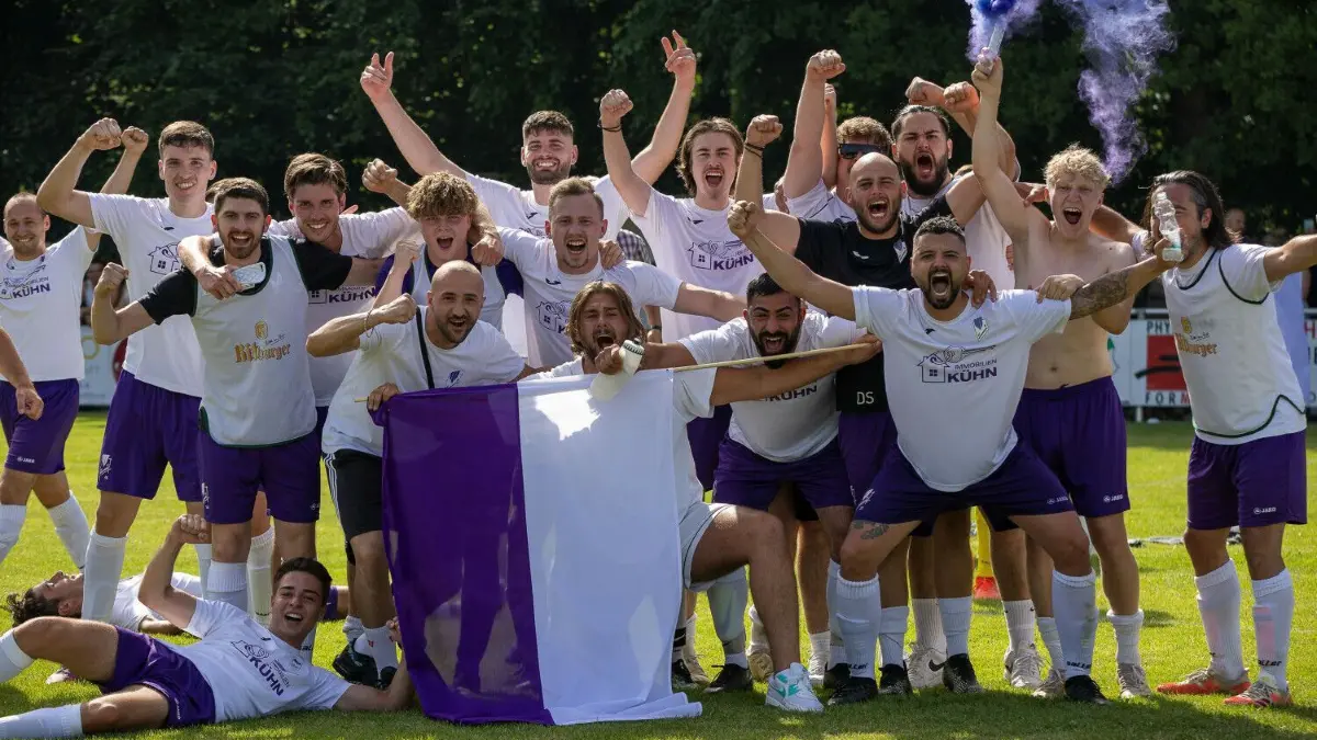Noch ist der SV Wannweil nicht durch, man feierte aber schon ein bisschen. Das „Finale“ steigt am kommenden Samstag in Riederich.
Die Spieler und Fans des SV Wannweil feiern nach dem 2:0 Sieg.
TuS Metzingen II vs. SV Wannweil, Fussball, Kreisliga A, Relegation, Spielzeit 2021/2022, 18.06.2022,
Foto: EIBNER/Duddek