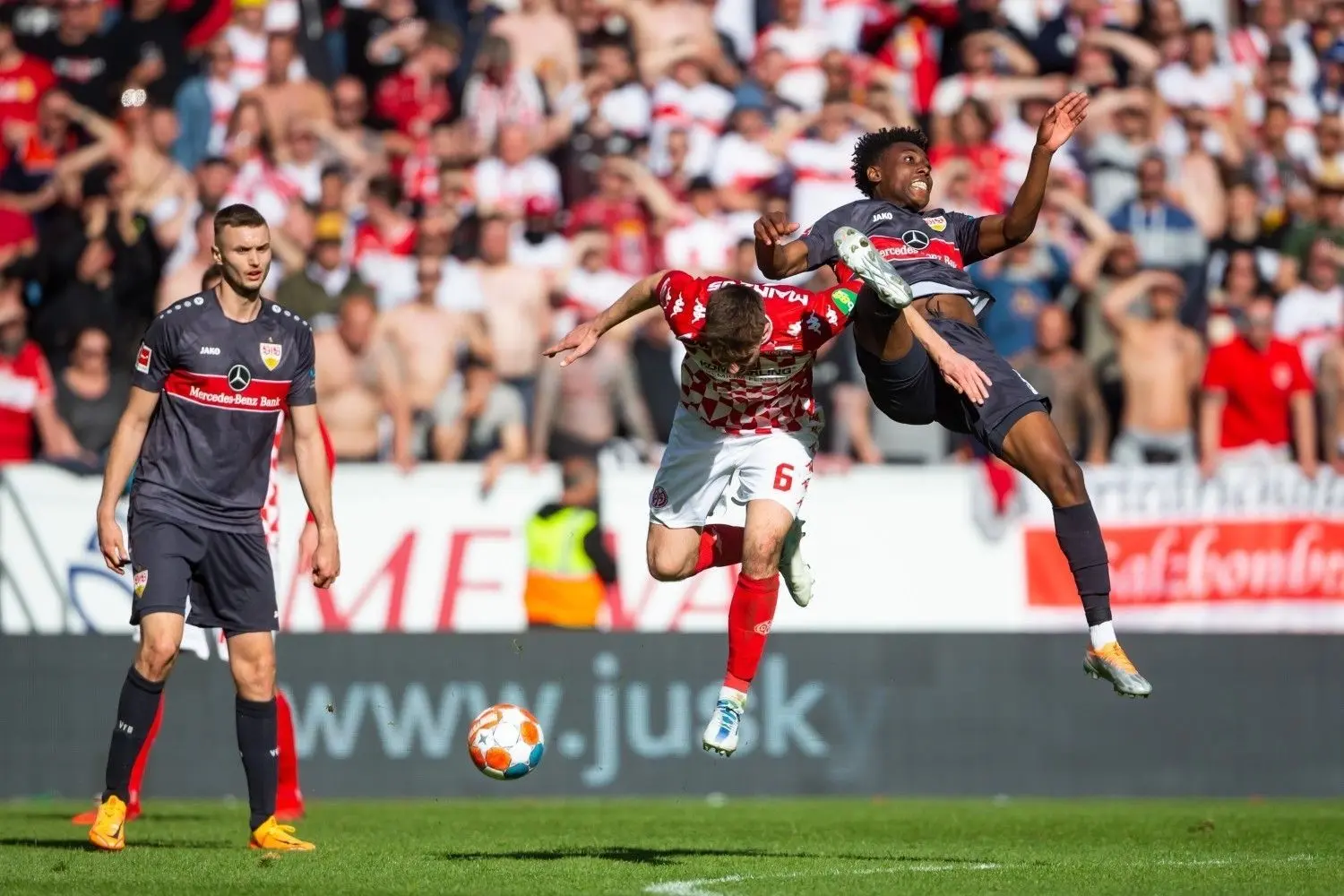 Nullnummer für den VfB: Alexis Tibidi (rechts) im Kopfballduell mit dem Mainzer Anton Stach. ⇥