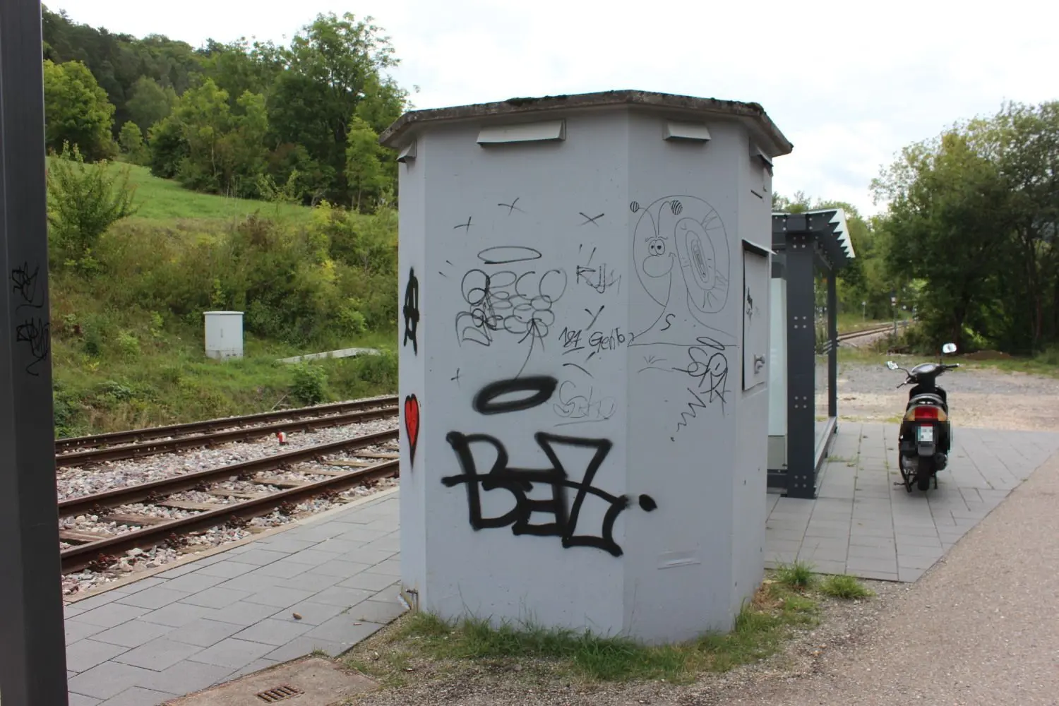 Mal ehrlich, Hand aufs Herz, es gibt illegale Graffitis, die gefallen, die sind Kunst, die wurden teils sogar nachträglich rehabilitiert oder genehmigt. In diese Kategorie fallen die Schmierereien zwischen Starzeln und Burladingen, hier die Haltestelle Starzeln/Hausen, beileibe nicht. Das sieht einfach nur schlecht aus und verleiht einer properen Anlage den ungerechten Touch der Verwahrlosung. ⇥