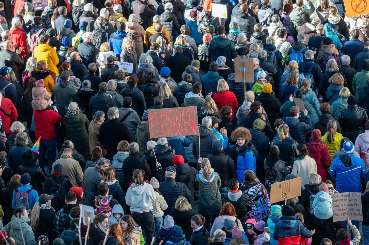 So voll hat Göppingen den Schlossplatz selten gesehen: Zur Kundgebung „Bunte Vielfalt statt brauner Einfalt“ kommen nach Angaben der Veranstalter 1500 Menschen – sie protestieren gegen Rechtsextremismus, Hass und Hetze.