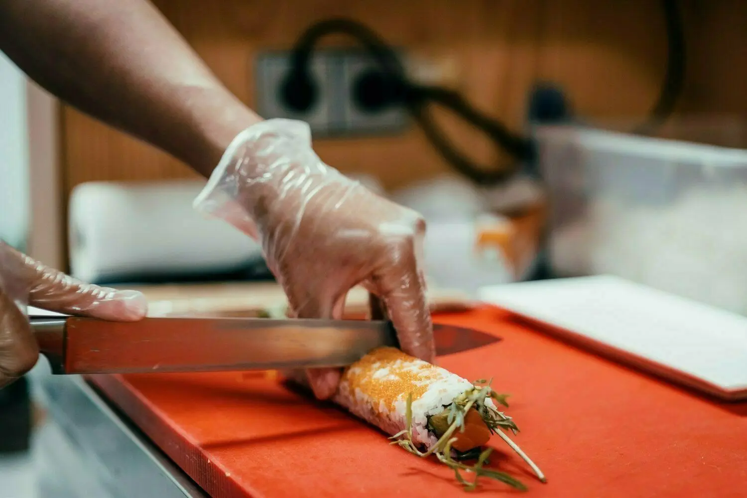 Rolle mit Lachs und Fischroggen: Lee Tuananh hat in Berlin in einem japanischen Restaurant das Sushi-Rollen gelernt – und im Internet.