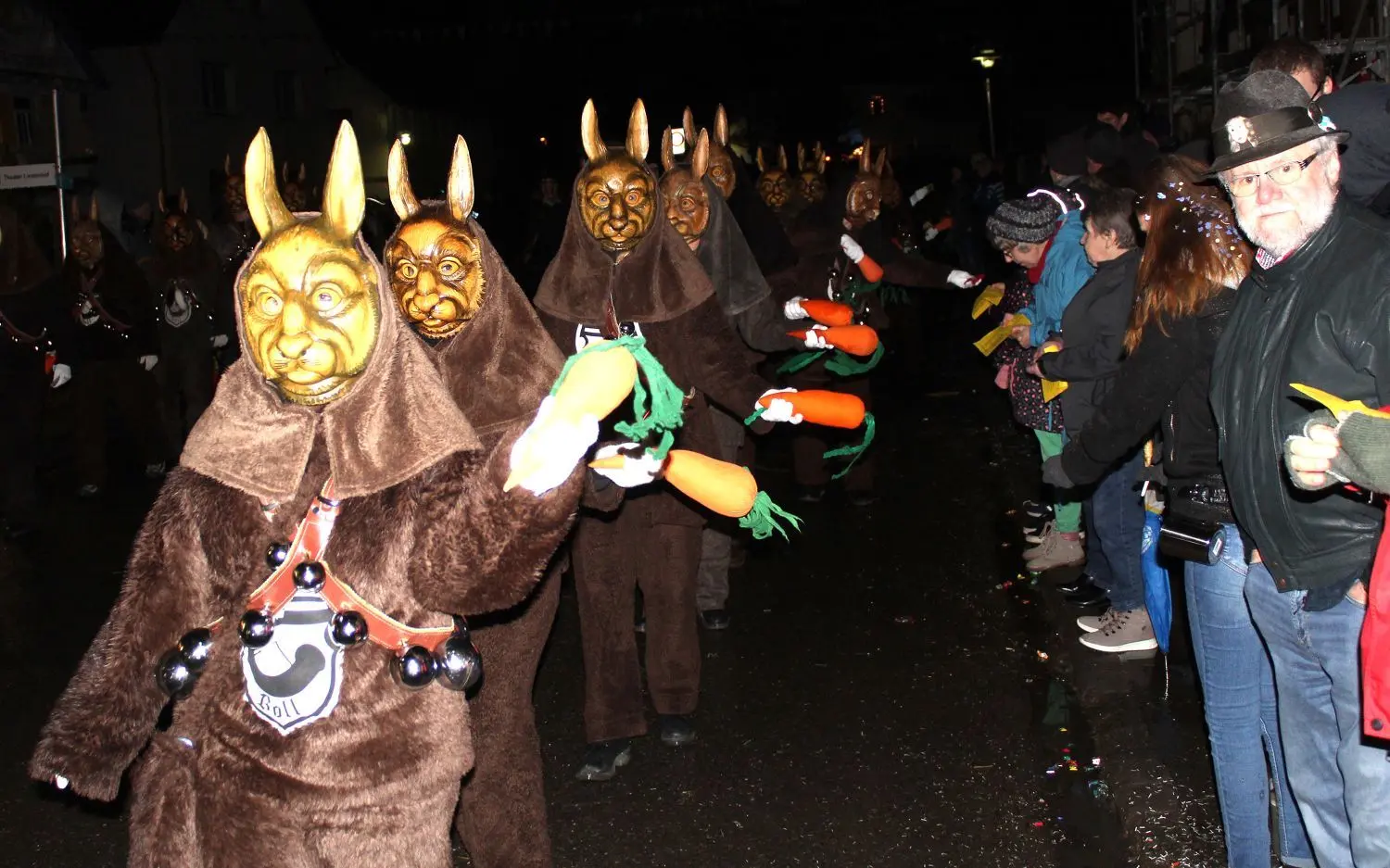Friedliche Gesellen und auf allen Umzügen immer gern gesehen – die Bollemer Hasa-Wedel waren beim Auftakt des Melchinger Fasnets-Festwochenendes auch mit dabei.