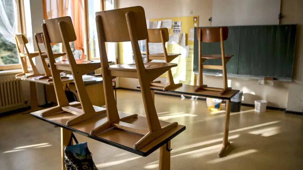 Ferien und kein Unterricht, aber die Schule ist offen: Wie ist in Brandenburg die Betreuung in den Tagen vor Weihnachten geregelt?
ARCHIV - 20.11.2020, Berlin: Stühle sind in einem Klassenzimmer der Grundschule in der Köllnischen Heide hochgestellt. (Illustration zu "Möglichst keine Schul- und Kita-Besuche ab Mittwoch bis 10. Januar") Foto: Britta Pedersen/dpa-Zentralbild/dpa +++ dpa-Bildfunk +++