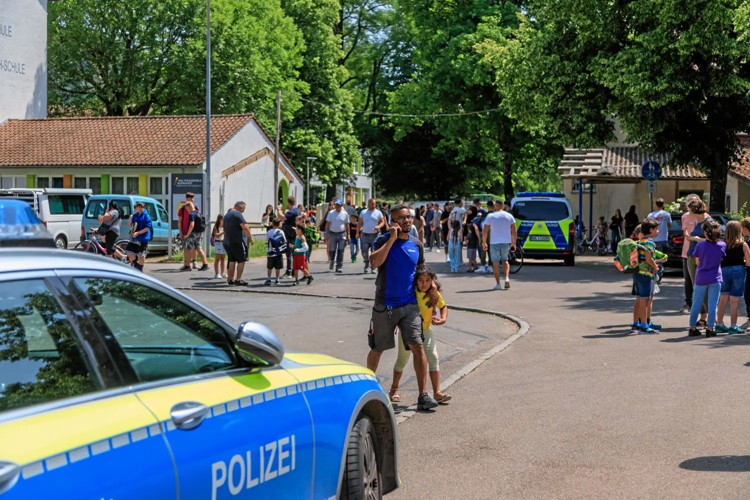 Am Ende herrscht Erleichterung: Nicht nur viele Sicherheitskräfte, auch zahlreiche besorgte Eltern strömten am Dienstag zur Herzog-Christoph-Schule in Murrhardt. Dort war zuvor Amokalarm ausgelöst worden. Sämtliche Murrhardter Schulen wurden angewiesen, ihre Gebäude abzuriegeln.⇥