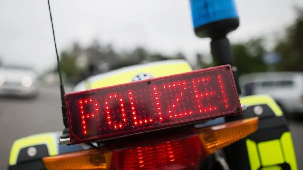 Die Polizei nahm die Jugendlichen in Gewahrsam.
ARCHIV - Der Schriftzug "Polizei" leuchtet am 25.05.2016 bei einer Polizeikontrolle auf der A2 bei Helmstedt (Niedersachsen) auf einem Polizeimotorrad. (zu dpa "Stärkung der Polizei in Niedersachsen ist bereits im Gange" vom 21.11.2017) Foto: Sebastian Gollnow/dpa +++(c) dpa - Bildfunk+++ | Verwendung weltweit