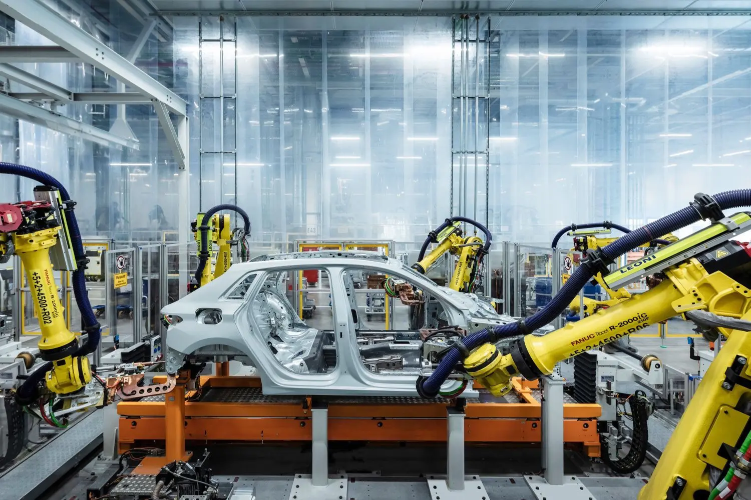 Die Wartezeit auf einen Neuwagen kann derzeit über ein Jahr betragen, auch nicht alle Ausstattungspakete können ab Werk bestellt werden. ⇥