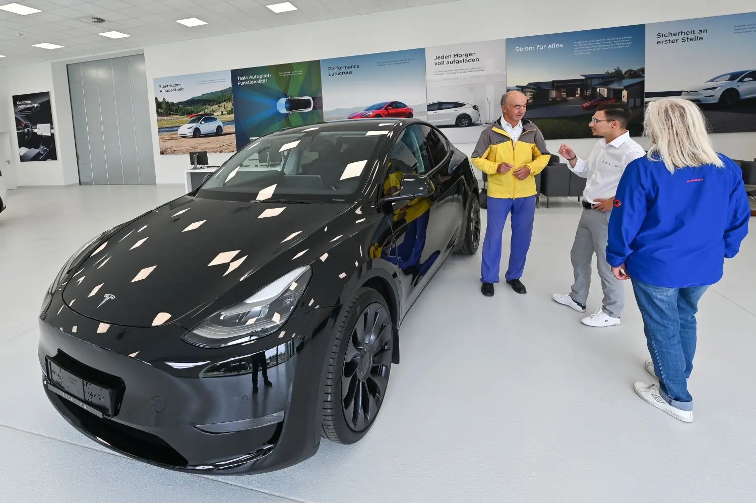 Was kann der, was kostet der? Im neuen Tesla-Center in Neu-Ulm kann man sich persönlich beraten lassen. Eigentlich läuft ja alles übers Internet.