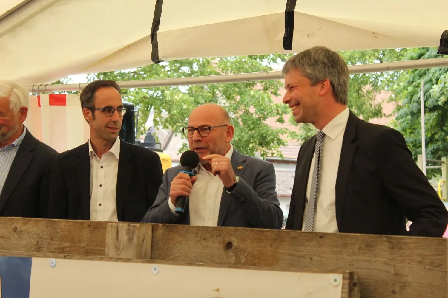 Bürgermeister Frank Harsch, Landesverkehrsminister Winfried Hermann und Staatssekretär Steffen Bilger. ⇥