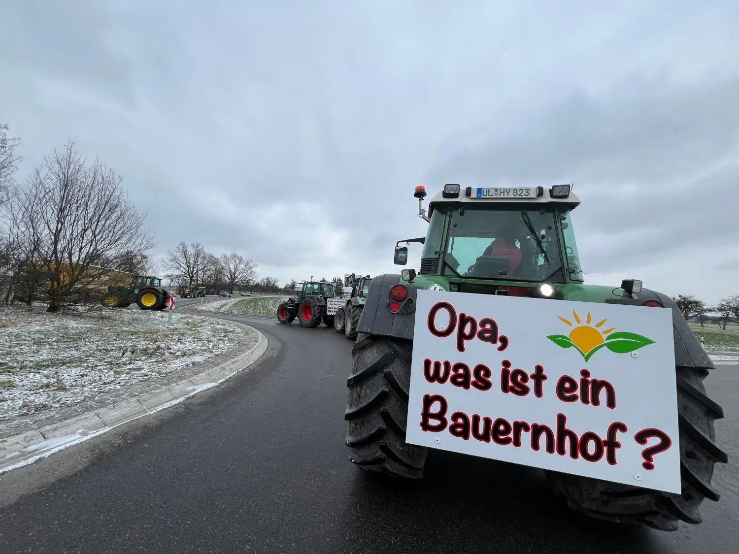 Bauernproteste in der Region... hier am Kreisverkehr in Ehingen-Weisel. Die Blockade des Kreisverkehrs durch Traktoren sorgte für einen langen Stau.