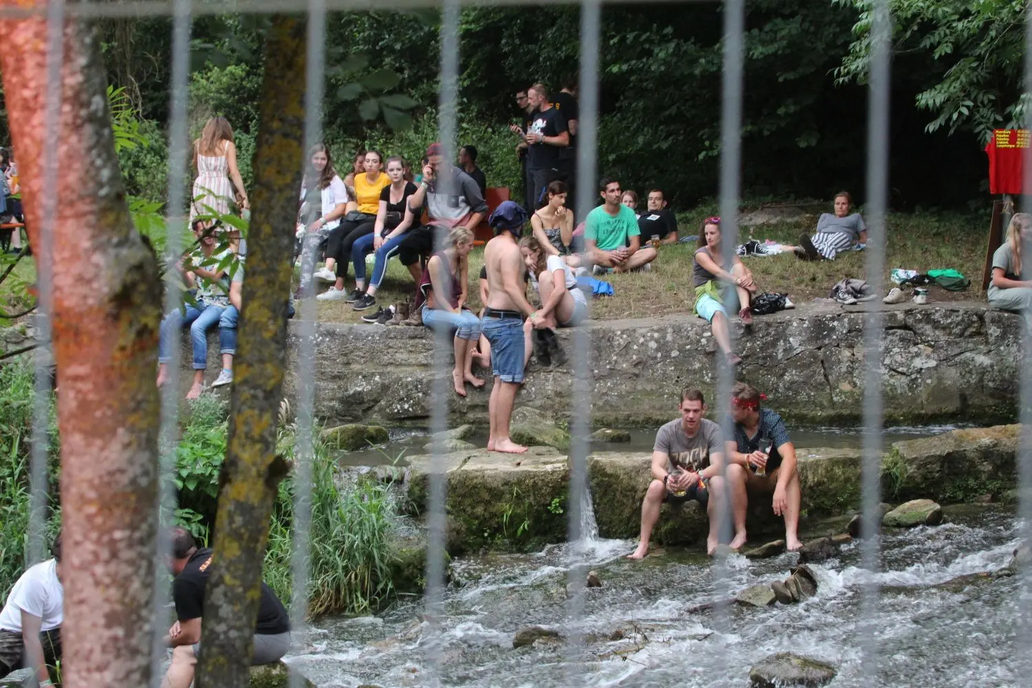 Fans, die keine Tickets bekommen haben, aber trotzdem die Musik hören wollen, müssen es sich auf der anderen Seite des Kochers, Unter Den Linden, gemütlich machen.