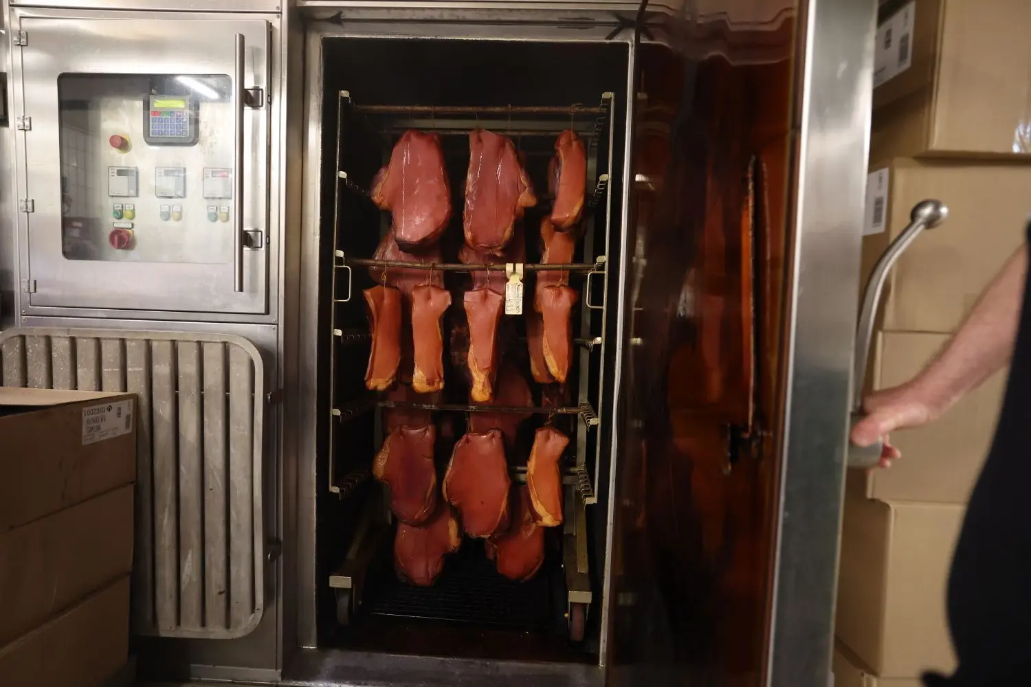 Woher kommt dieser Duft? Nirgends sieht man Essen, doch dann geht eine Tür auf und in ihr hängt geräuchertes Fleisch.