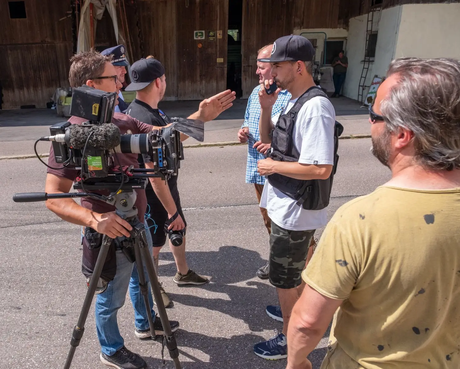 Akribisch bespricht die Filmcrew jedes Detail.