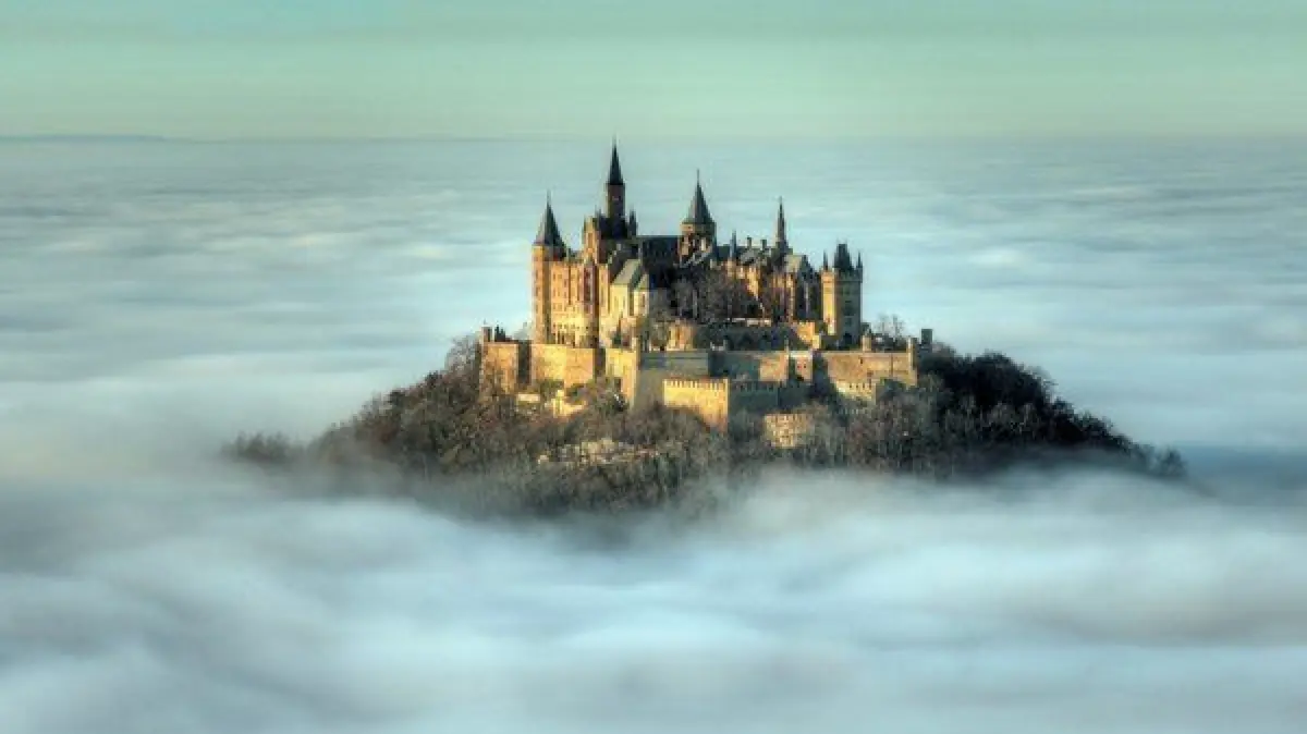 Die Burg Hohenzollern inmitten einer Inversionswetterlage im dichten Wolkenmeer. Weil ein Mann nun private Teile des Anwesens fotografiert hat, kam es zum Ärger vor Gericht.
Die Burg Hohenzollern (bei Hechingen im Zollernalbkreis) inmitten einer Inversionswetterlage im dichten Wolkenmeer, Foto vom Donnerstag (10.11.2011). Bei einer Inversion sind die unteren Luftschichten kühler und somit höher verdichtet und werden von den darüber liegenden wärmeren Schichten abgeschirmt, beziehungsweise unterdrückt. Da sich der Novembernebel daher nicht nach oben hin ausbreiten kann, bedeckt er das Tal und umschließt die Burg bis auf Höhe deren Grundmauern. Die um 1850 erbaute Burg ist der Stammsitz der preußisch-brandenburgischen wie der fürstlich-katholischen Linie des Hauses Hohenzollern und ein beliebtes Ausflugsziel. Foto: Roland Beck dpa/lsw +++(c) dpa - Bildfunk+++ |