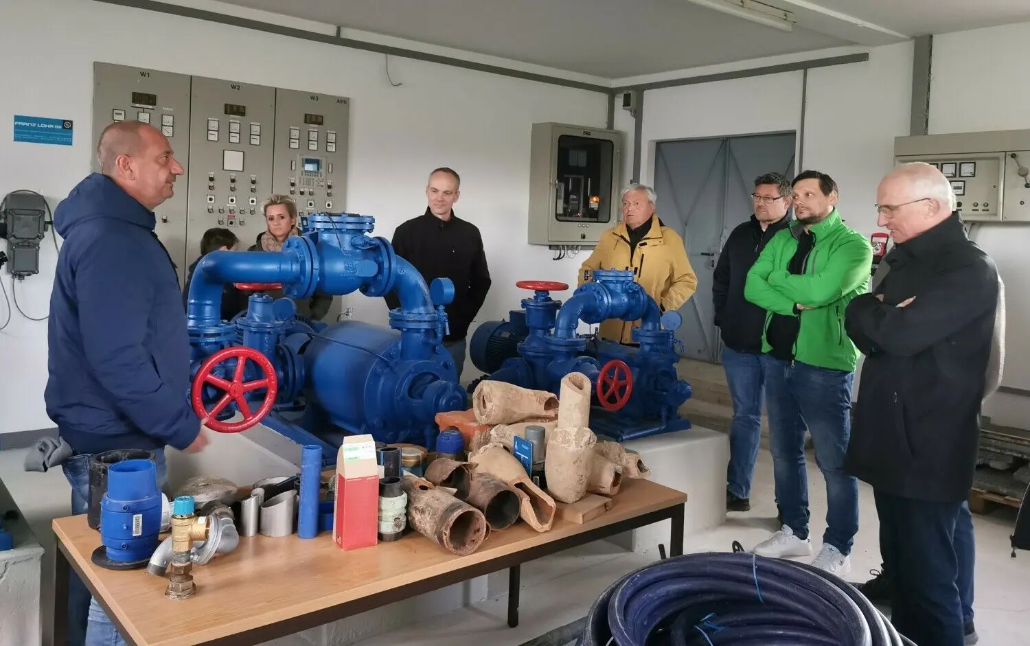Im alten Pumpwerk-Gebäude lagen Schaustücke wie alte Wasserleitungen und stillgelegte Pumpen. Frank Häring zeigte typische Wasserrohrbrüche und historische Anschlüsse.
