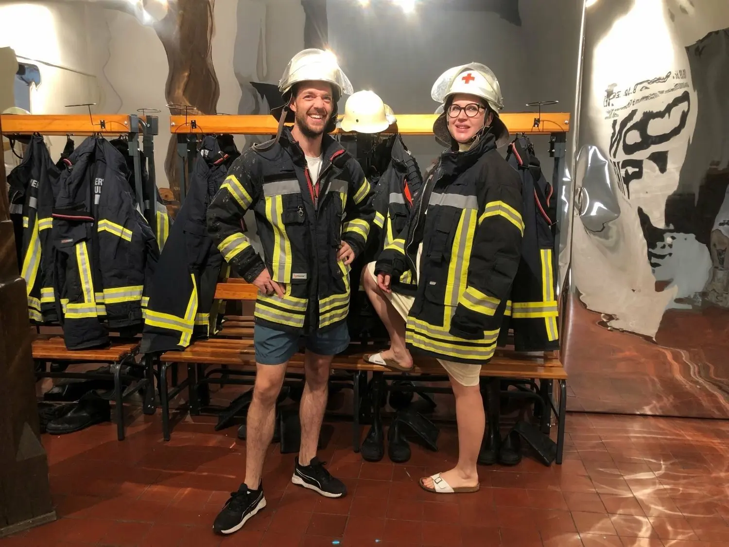 In kunstvoller Alarmbereitschaft: Greta Ehmann und Tomas Kleiner im Schuhhaussaal – auch die Besucher dürfen sich einkleiden.