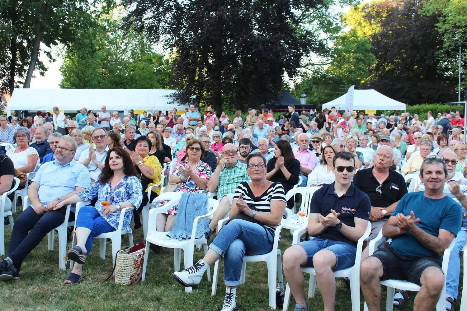 Da blieb kein Stuhl unbesetzt: Zum Open-Air-Konzert der Stadtkapelle Hechingen strömte das Publikum aus allen Himmelsrichtungen in den Fürstengarten.⇥