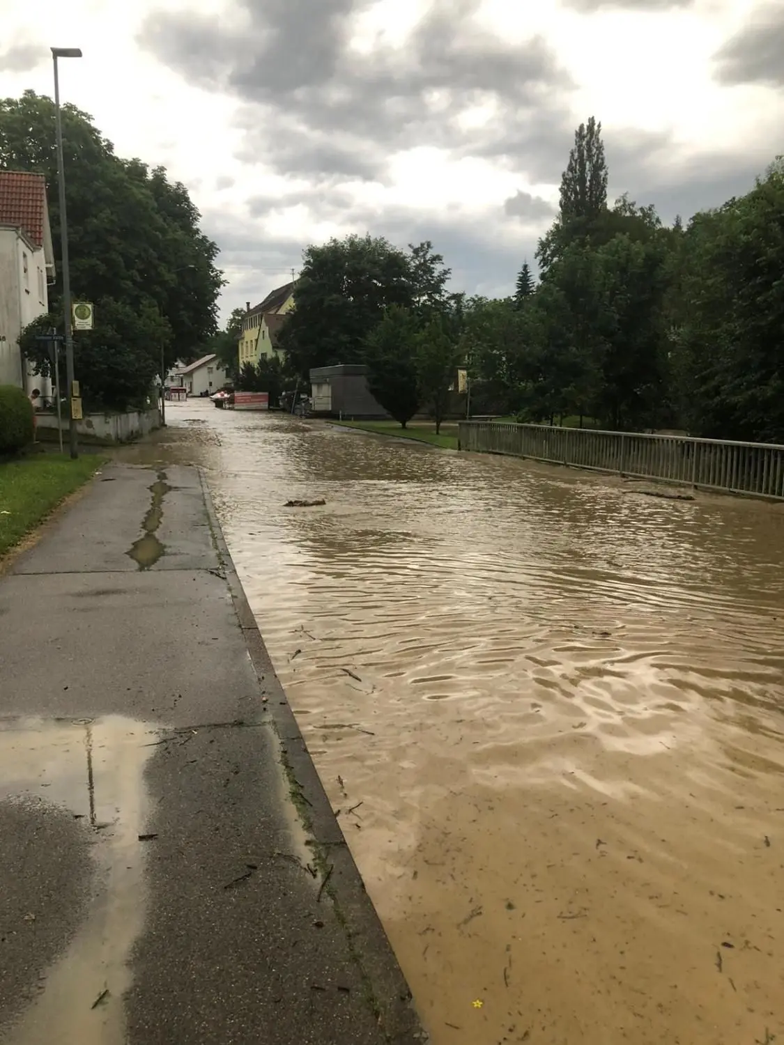 Am Ortseingang von Stetten trat der Reichenbach über die Ufer und setzte die Hechinger Straße unter Wasser.
