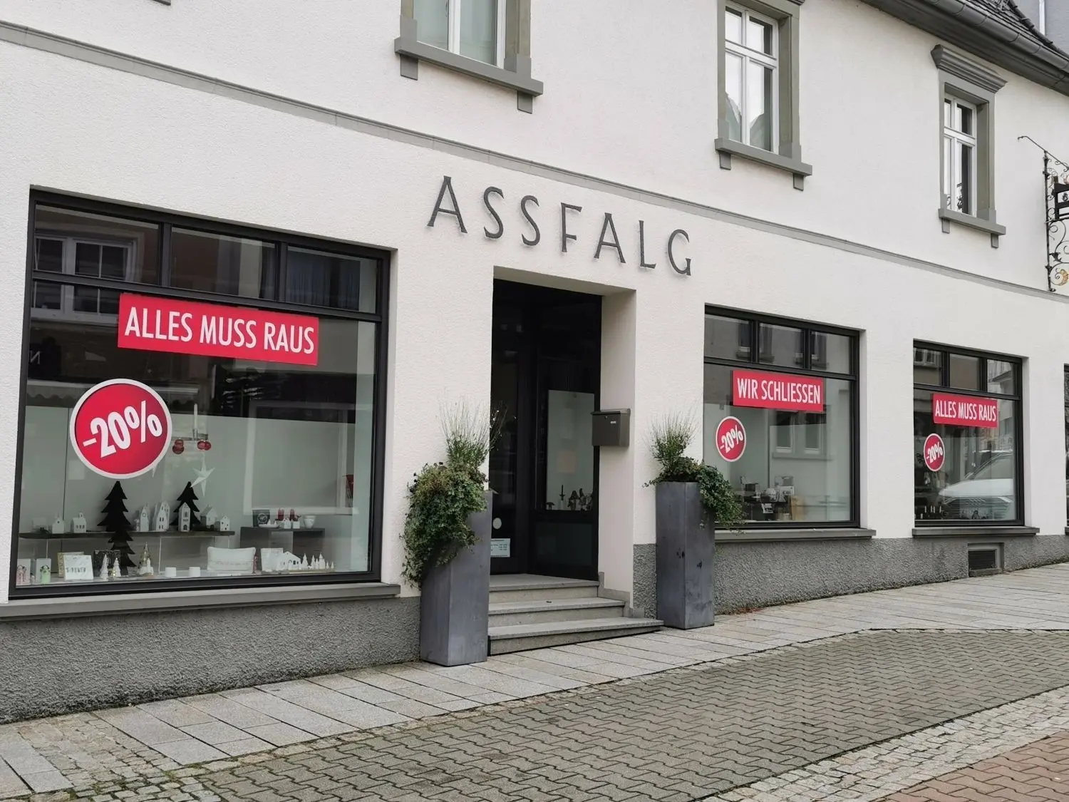 Hier gab es Bastelartikel, religiöses Zubehör und spezielle Dekoration für das Daheim. Nun leeren sich die Regale.
