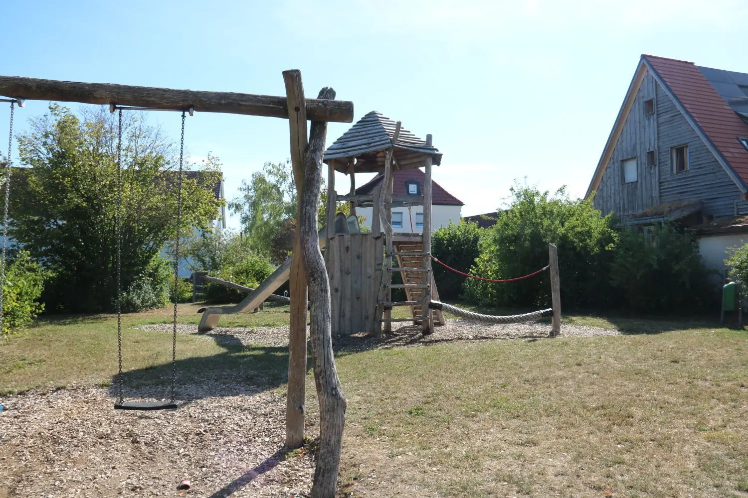 Unbekannte legen ein Feuer auf dem Spielplatz am Ostring in Crailsheim.