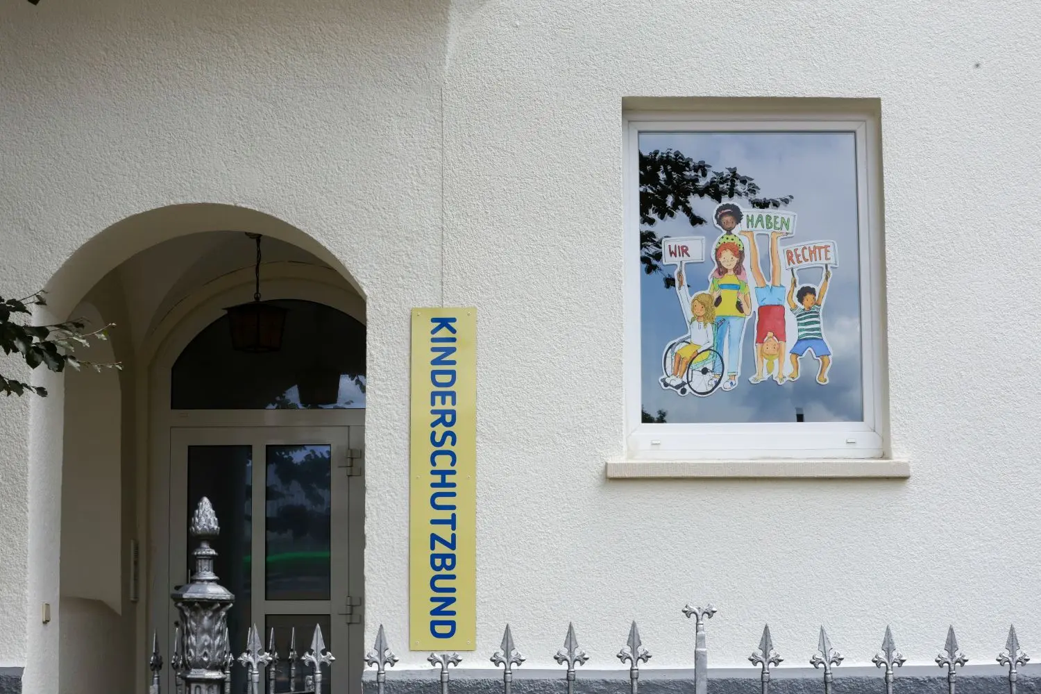 Freundlich und einladend: Der Eingang des Kinderschutzbundes, der gerade frisch renoviert wurde.