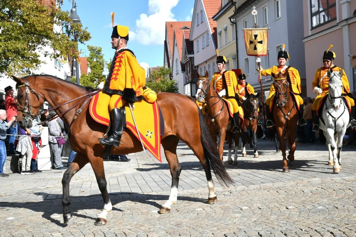 Musikkappellen aus Ehingen, historische Bürgerwachen und Milizen aus 48 Orten in Baden-Württemberg und rund 2000 Teilnehmer "im bunten Rock" waren am Sonntag zu Gast in Ehingen.