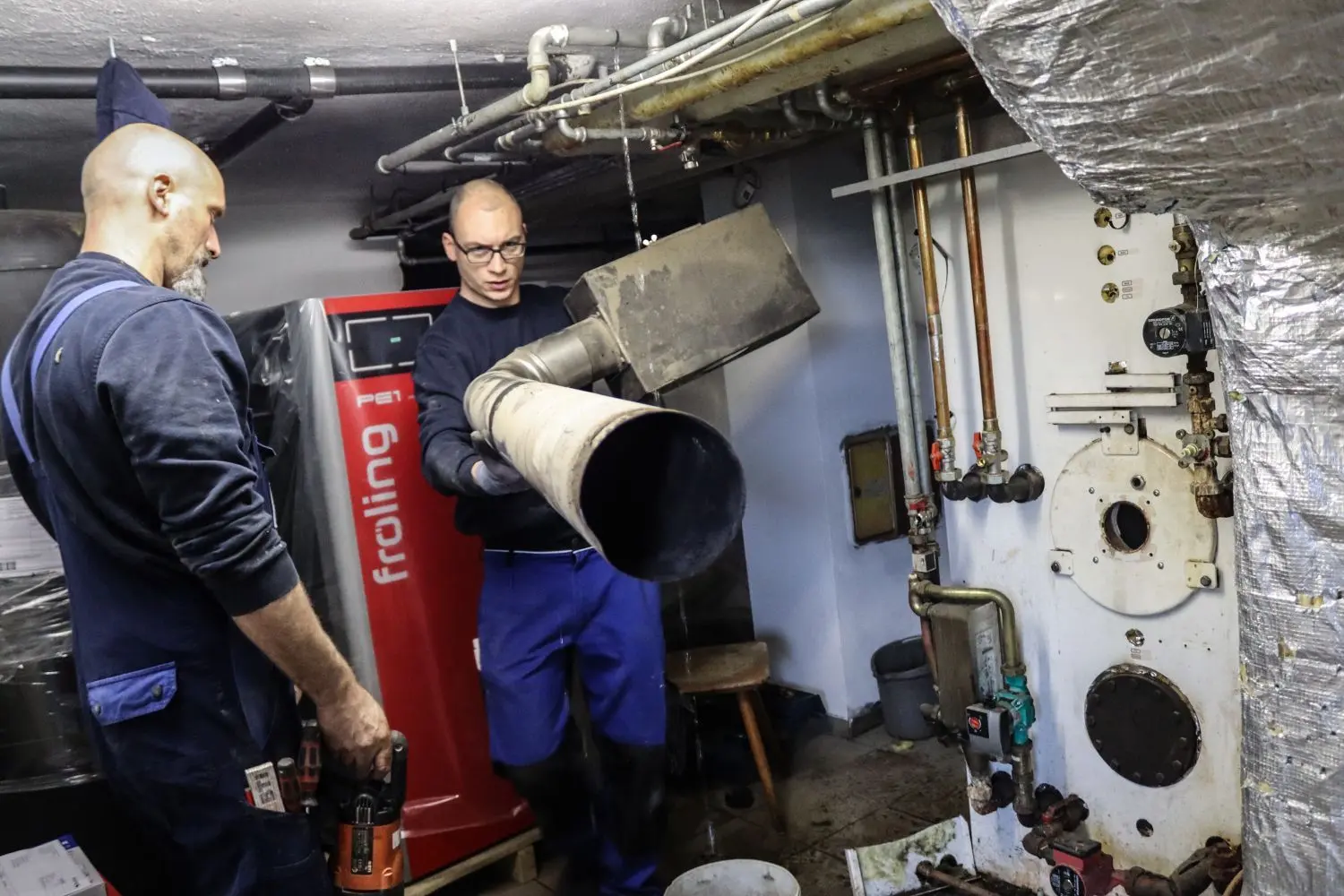 Die Experten raten, die Heizungsanlage modernisieren zu lassen und auf regenerative Energien zu setzen. Ein Tausch des Heizungssystems kann aber dauern. Kurzfristig können Verbraucher selbst aktiv werden und kleinere Einsparmöglichkeiten umsetzen.⇥