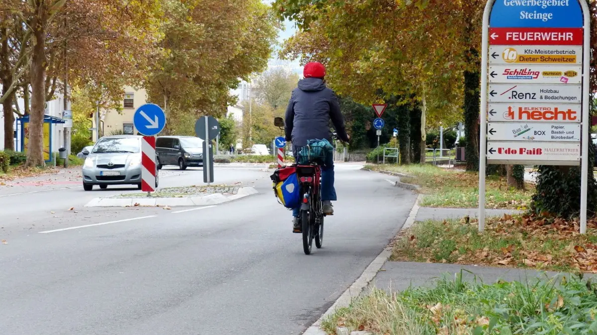 Auf einmal hört er auf: Der Radweg an der Römerstraße geht nahtlos über auf die Fahrbahn.⇥
Radwege Pfullingen lyn.jpg