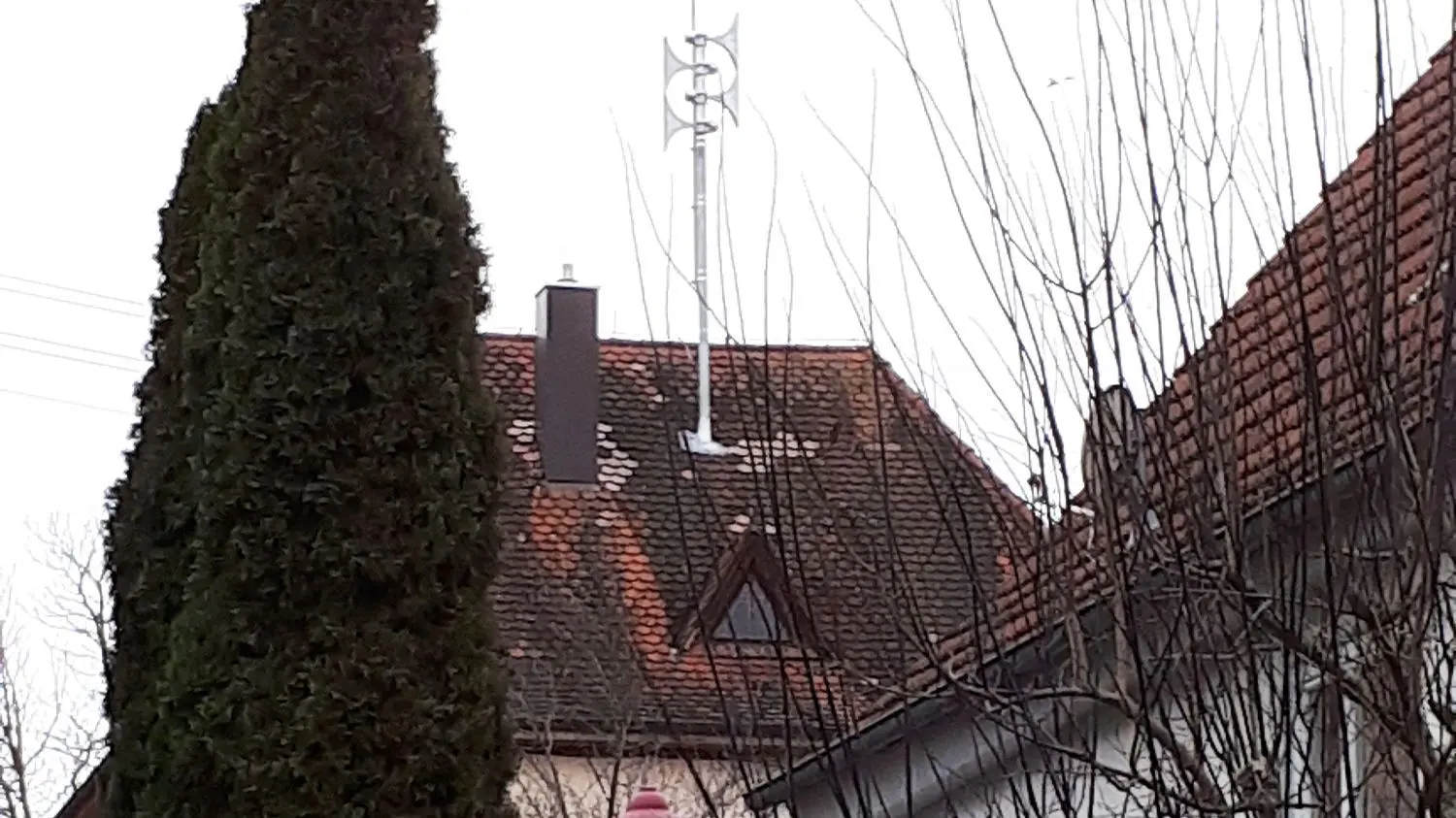 Auch auf dem Waldorfkindergarten in Wessingen wurde eine Sirenenanlage montiert.
