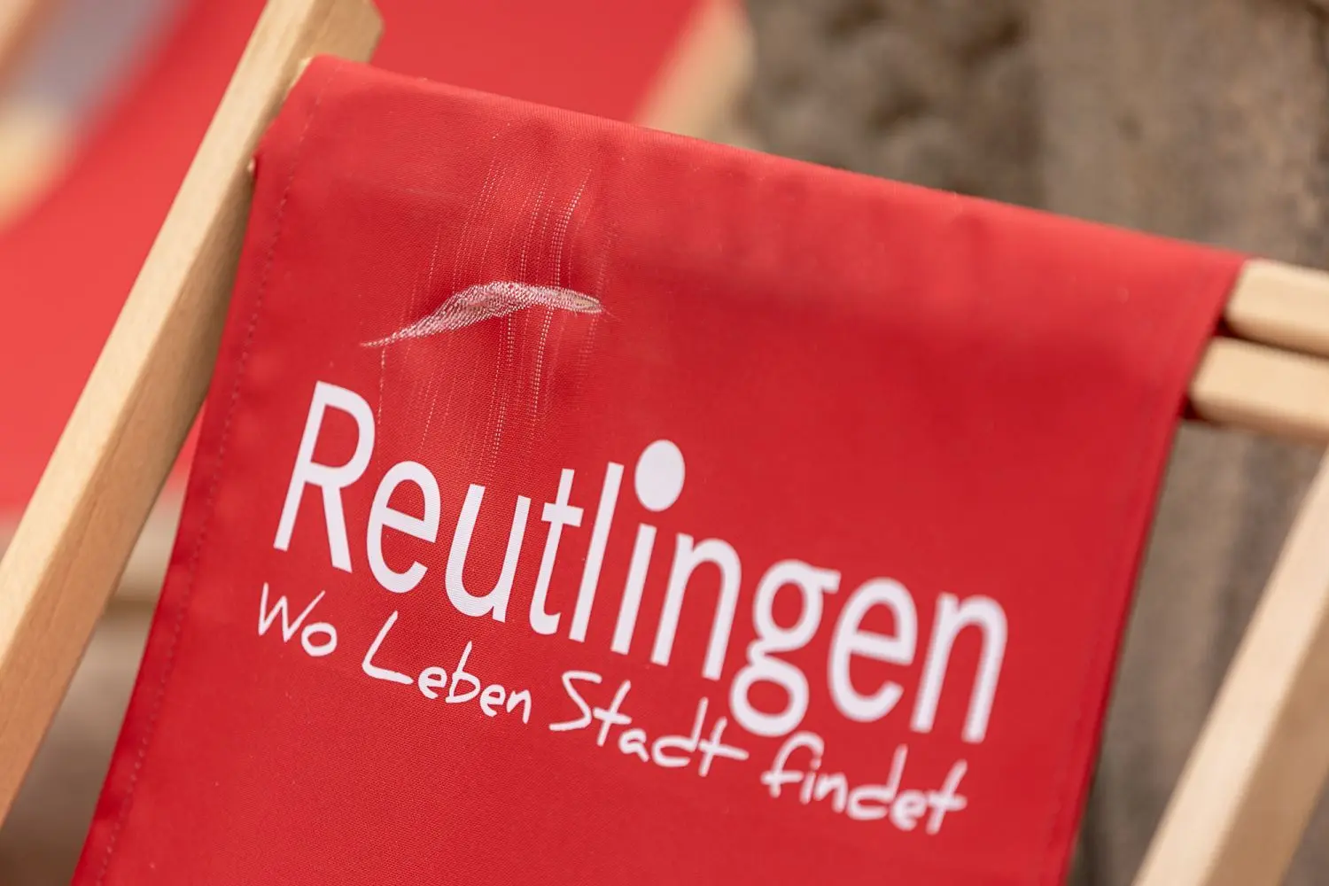 Schon nach wenigen Tagen waren die Liegestühle mit Kratzern, Rissen und Brandlöchern beschädigt.